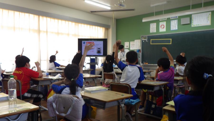 クイズに参加する4年生