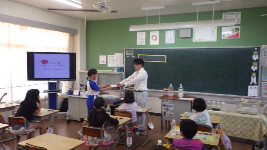 下水道博士任命証を4年2組の代表者に渡す様子