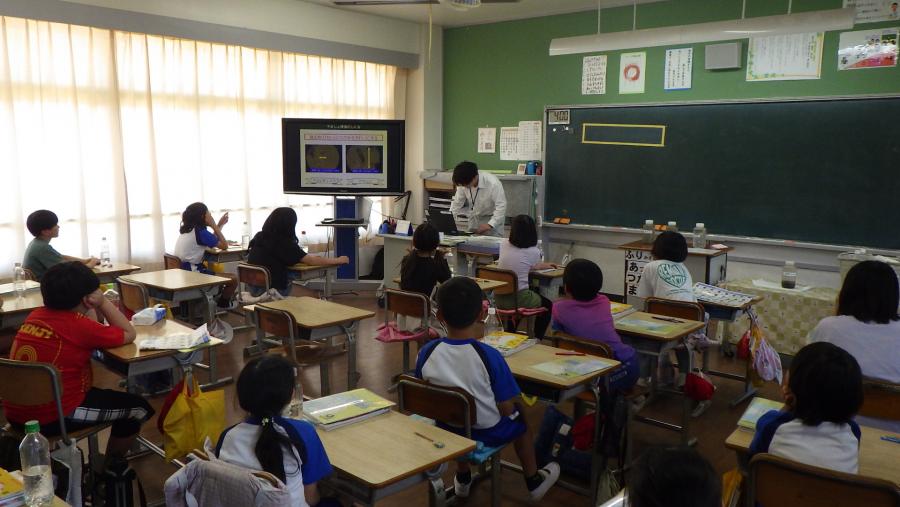 教えている様子