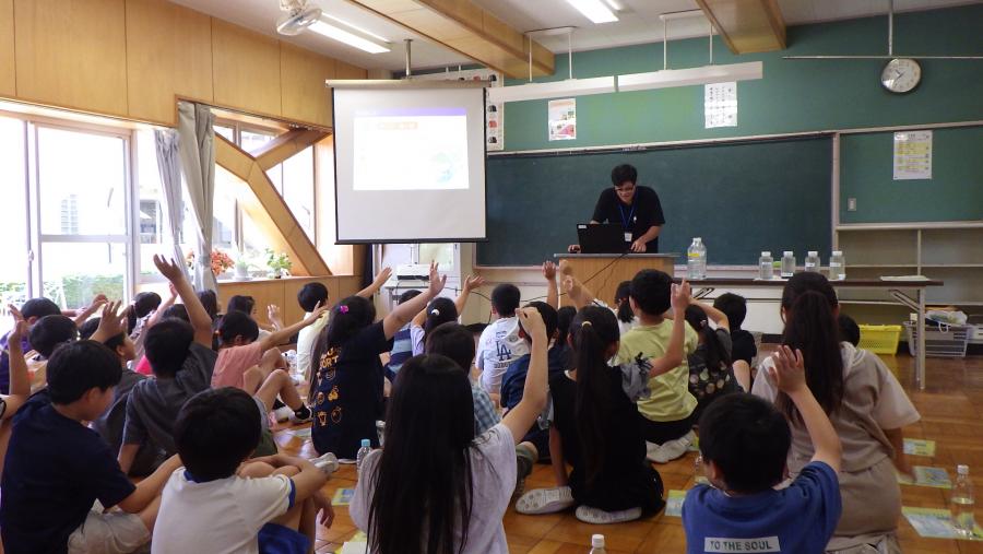 クイズに参加する4年生