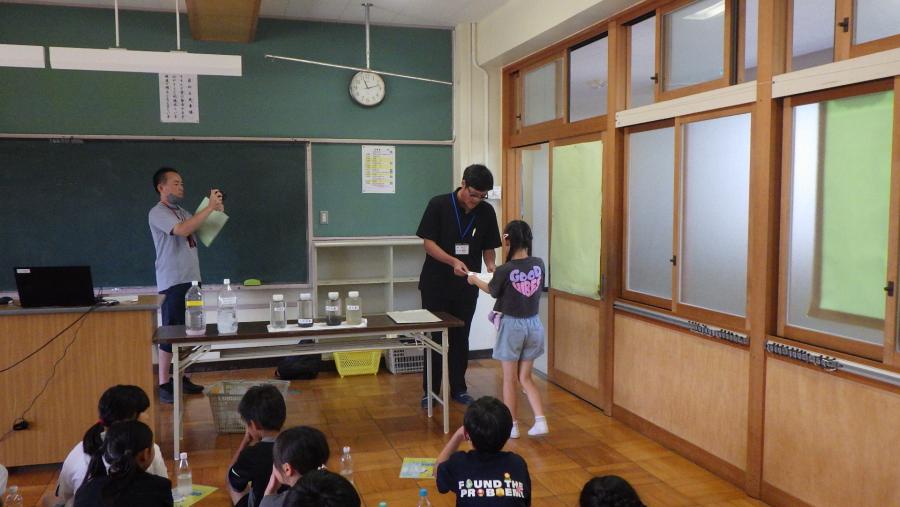 下水道博士任命証を代表者に渡す様子