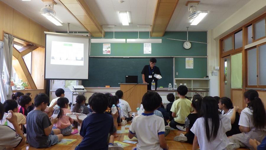 実験の結果を確認する4年生