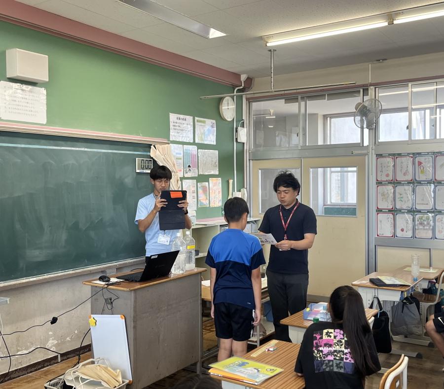 下水道博士任命証を代表者に渡す様子