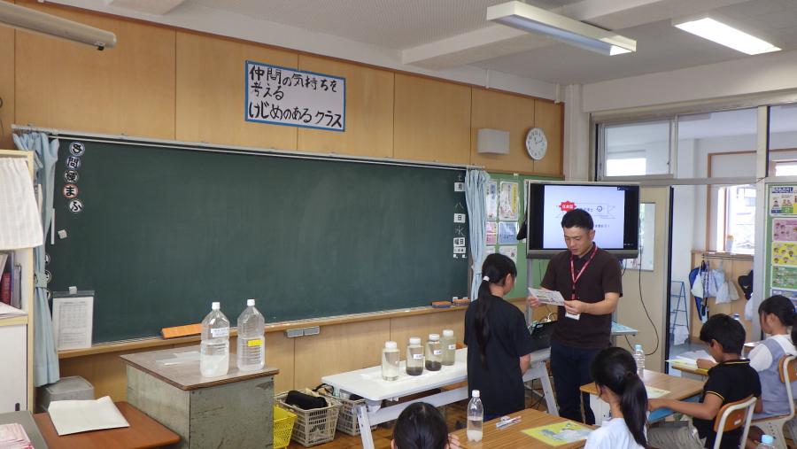 下水道博士任命証を代表者に渡す様子