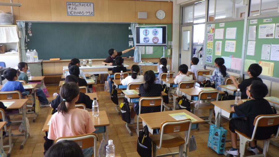教えている様子