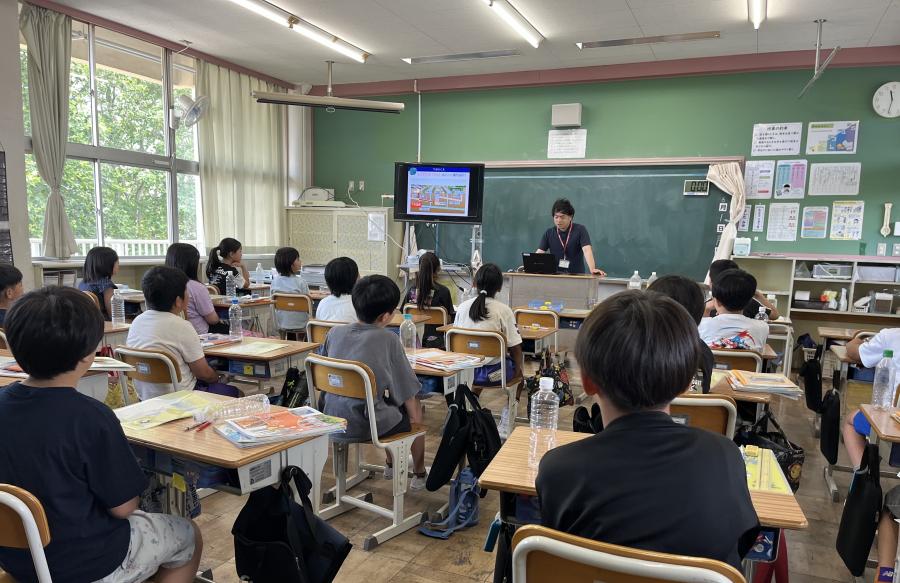 教えている様子