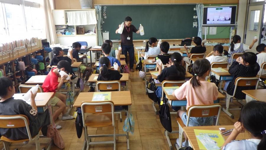 クイズの答えを実験を通して確認する生徒さんたち