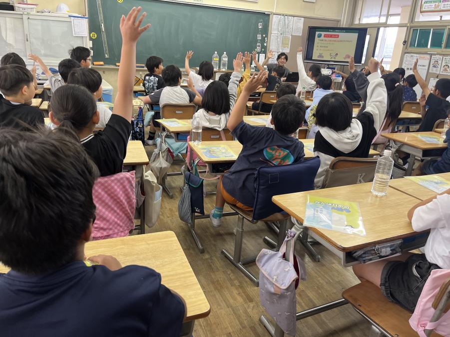 クイズに参加する4年生