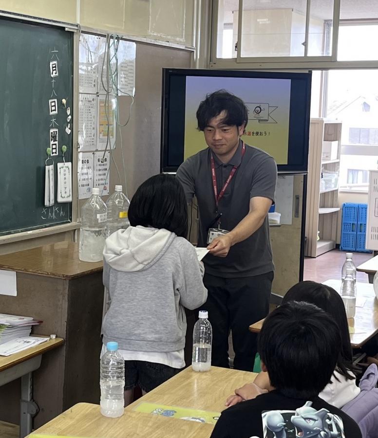 下水道博士任命証を代表者に渡す様子