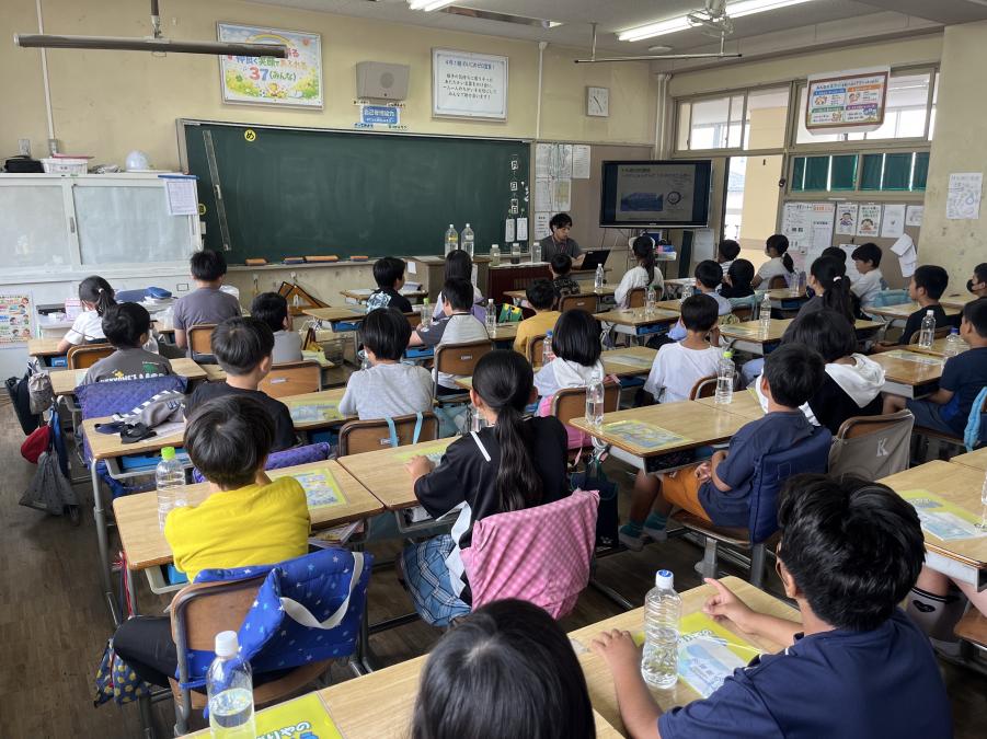 教えている様子