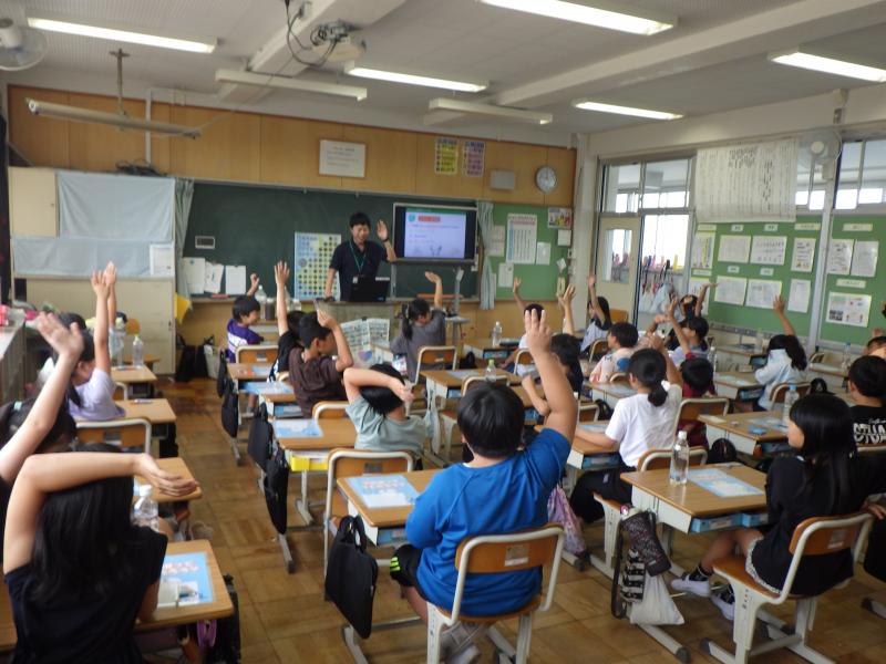 手を挙げる児童の様子、写真