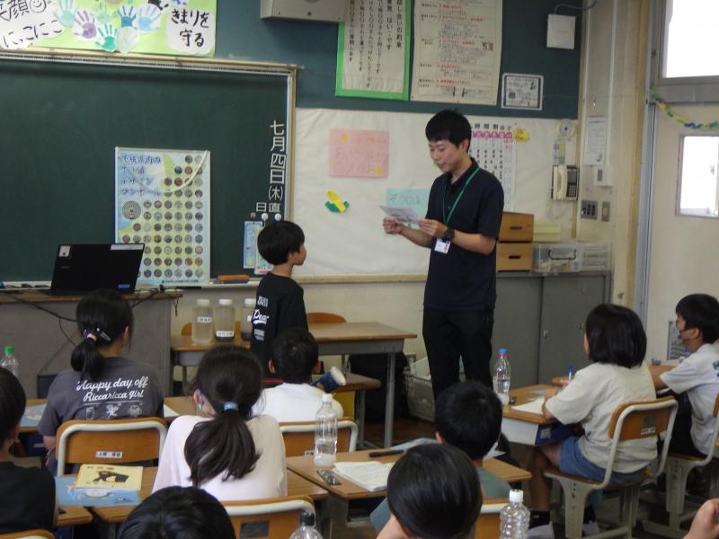 賞状を渡す様子、写真