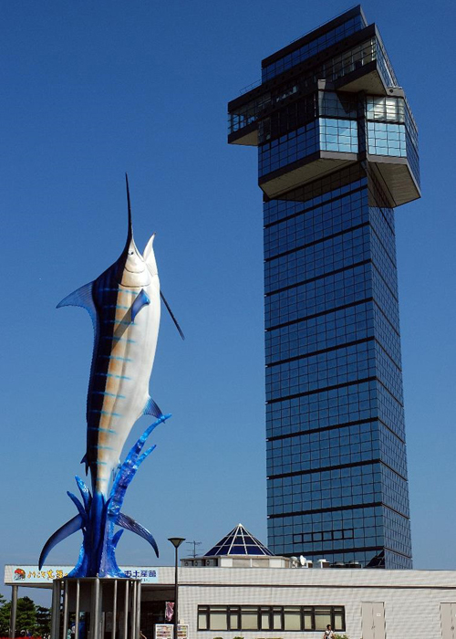 マリンタワーとカジキ