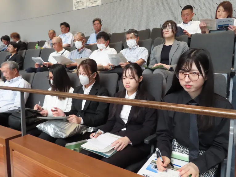 本会議を傍聴する様子