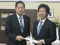意見書を安住淳財務大臣に提出