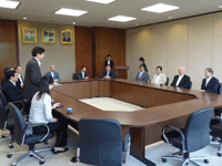 要請を受ける(右から)磯崎議長,葉梨議員,海野議員,田山議員,井手議員,青山議員)