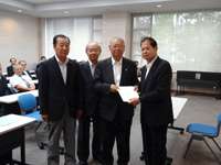 社団法人 茨城県林業協会 石川会長から要望書を受け取る磯崎議長