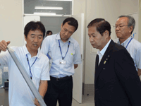 茨城県水産試験場において、資源生態実験室等を視察