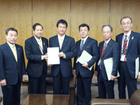 全国都道府県議会議長会地方自治委員長として、下地幹郎内閣府特命担当大臣、大島敦総務副大臣等に対して要請