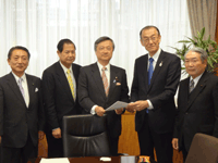 原子力発電関係道県議会議長協議会の副会長として、白眞勲内閣府副大臣、松宮勲経済産業副大臣等に対して、原発の安全確保に関する要請席
