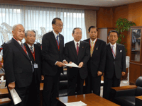 原子力発電関係道県議会議長協議会の副会長として、白眞勲内閣府副大臣、松宮勲経済産業副大臣等に対して、原発の安全確保に関する要請