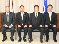 写真左から 石川多聞議員,磯崎議長,海野透議員,細谷典幸副議長