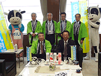 茨城県牛乳普及協会による「牛乳の日」に係る表敬を受ける白田議長