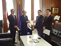 平成25年度茨城県包括外部監査報告書を受理する飯塚議長