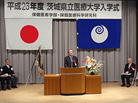 県立医療大学入学式に出席