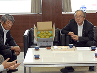 下妻市果樹組合連合会のPR訪問を受ける飯塚議長