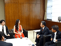 「2015 Miss Universe Japan」及び「2015 Mr. Japan」茨城大会の報告を受ける細谷議長