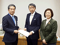 平成27年第1回定例会で可決された意見書を提出する細谷議長