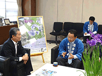 第64回水郷潮来あやめまつりのPR訪問を受ける細谷議長