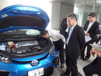 水素燃料電池車「MIRAI(ミライ)」に試乗する細谷議長