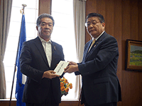 東京都議会から災害見舞金の贈呈を受ける細谷議長