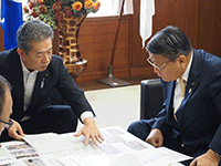 東京都議会から災害見舞金の贈呈を受ける細谷議長