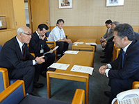 佐賀県議会中倉政義議長から災害見舞金の贈呈を受ける細谷議長