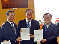 石破茂地方創生担当大臣に対し,橋本知事とともに要望を行う細谷議長