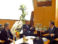 石破茂地方創生担当大臣に対し,橋本知事とともに要望を行う細谷議長