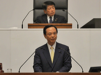 議長に選出された小川一成県議会議員
