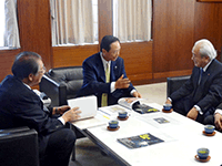 第9回現代茨城作家美術展のPR訪問を受ける小川議長
