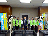 茨城県牛乳普及協会の方々のPR訪問を受ける小川議長