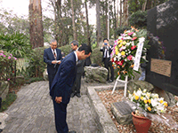 移民慰霊碑を参拝する小川議長（ブラジル　イビラプエラ公園