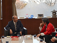 JAほこた・JA茨城旭村産のいちごのPR訪問を受ける藤島議長