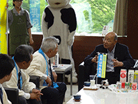牛乳消費拡大のPR及び酪農乳業発展の促進のため訪問を受ける藤島議長