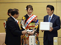 「第122回水戸の梅まつり」などのPRのため安倍首相を表敬訪問する川津議長