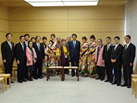 「第122回水戸の梅まつり」などのPRのため安倍首相を表敬訪問する川津議長