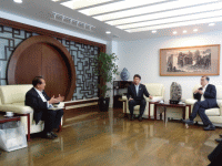 大井川知事とともに孔鉉佑駐日本中国大使と面会する川津議長