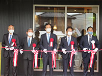 「8代葵カフェハワイ境店」落成式に出席