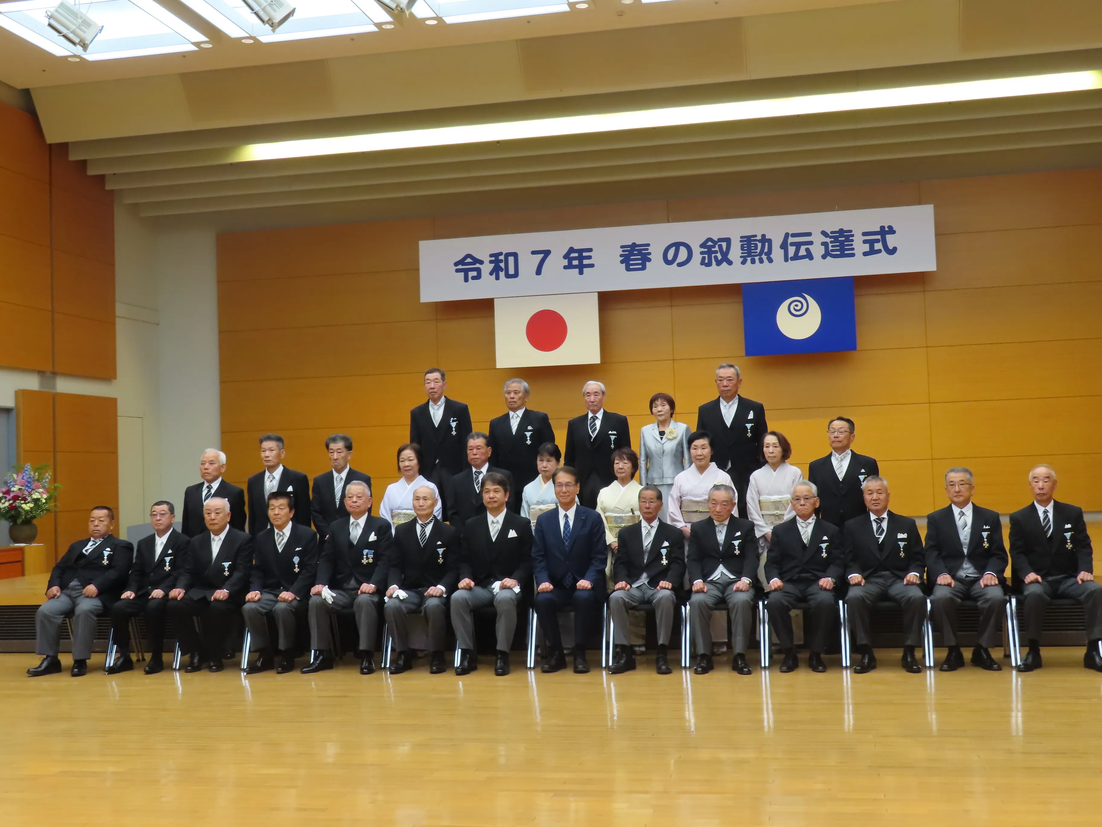 受章者との記念撮影の様子1